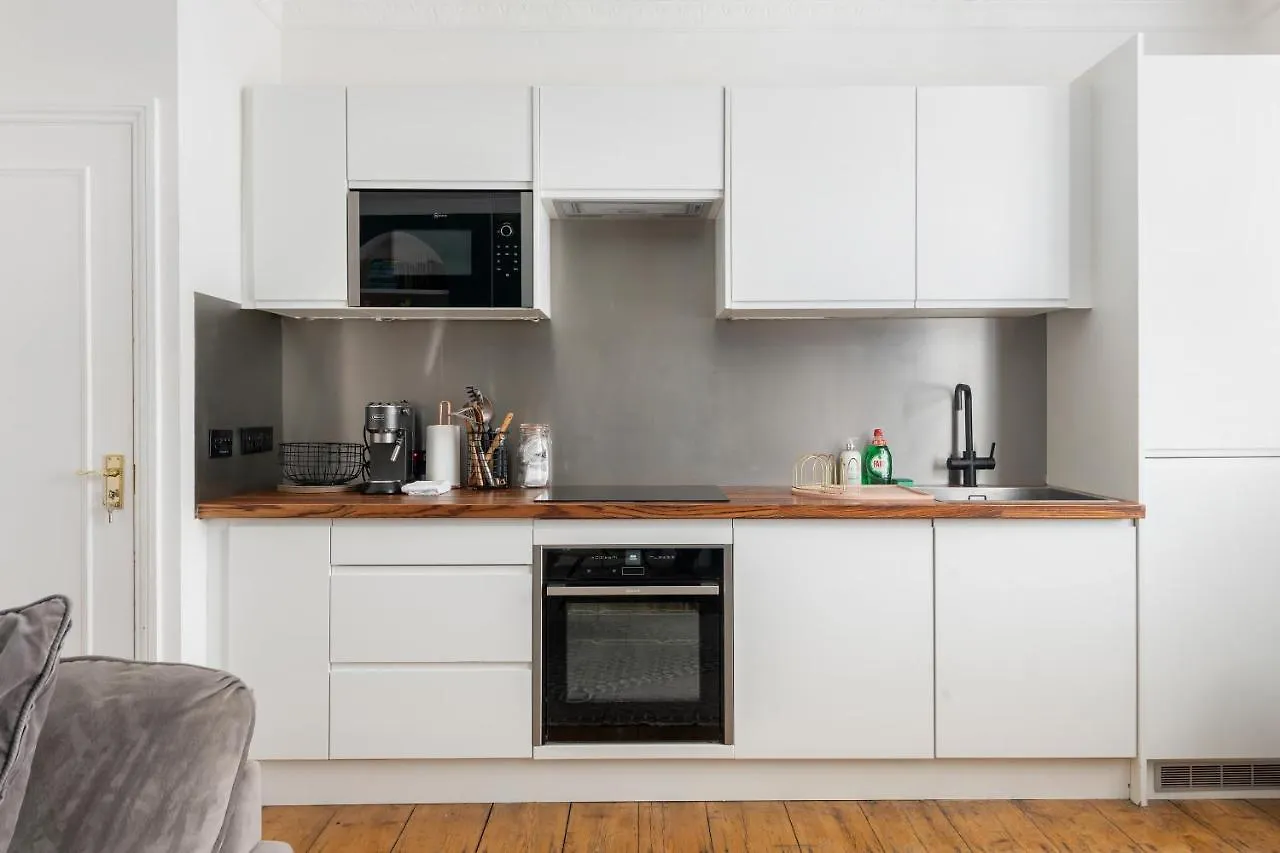 Stylish Georgian Apartment Near The Centre Of Bath