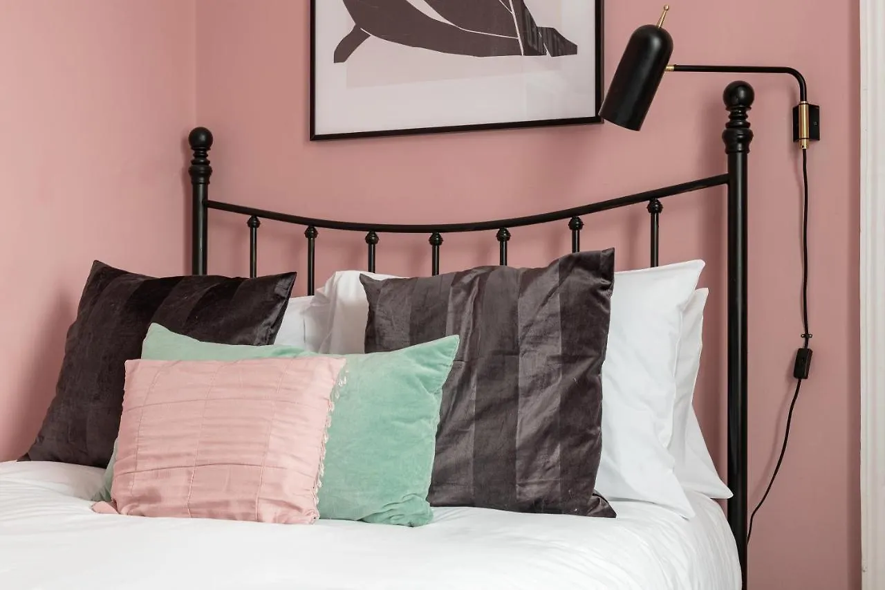 Stylish Georgian Apartment Near The Centre Of Bath 0*,